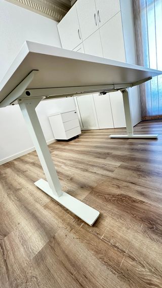 Mesa elevable oficina blanca