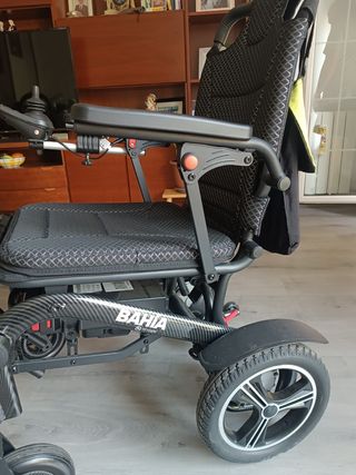 Silla de ruedas eléctrica y plegable con Poco uso.