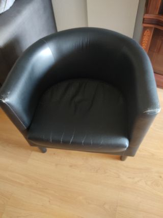 Sillón de piel negro,urge vender por la mudanza.