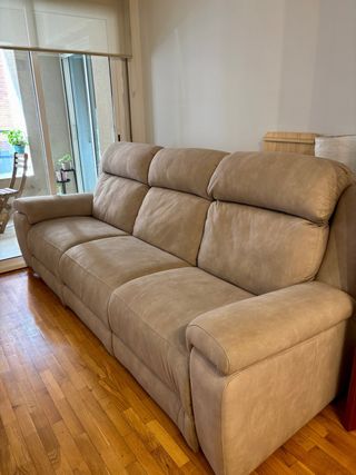 Sofá de tela beige