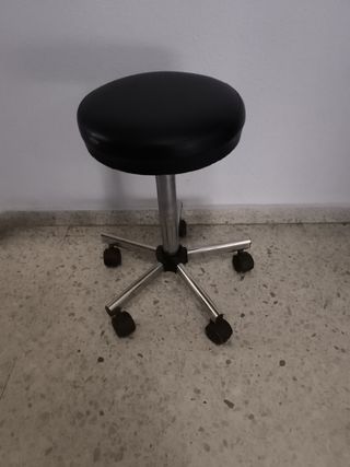 Silla giratoria negra con ruedas