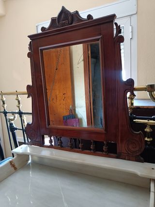 Peinadora antigua de madera con mármol