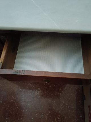 Peinadora antigua de madera con mármol