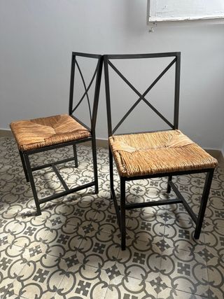 Lote de 2 sillas de metal con asiento de enea
