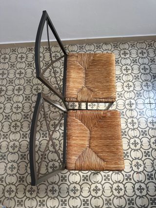 Lote de 2 sillas de metal con asiento de enea