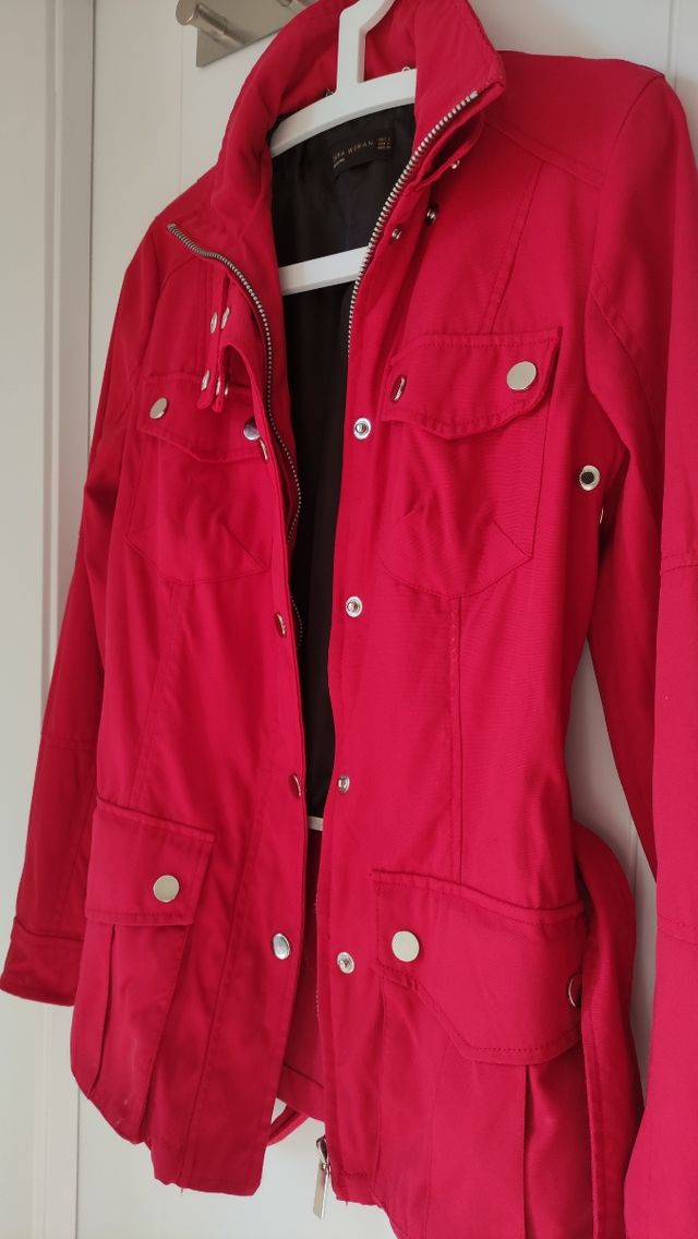 Chaqueta Zara entretiempo mujer roja