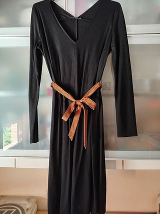 Vestido negro con cinturón marrón