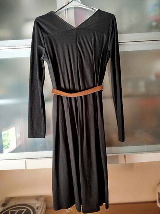 Vestido negro con cinturón marrón