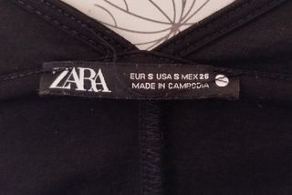 Vestido negro con cinturón marrón