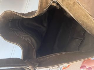 Bolso tipo saco con múltiples bolsillos