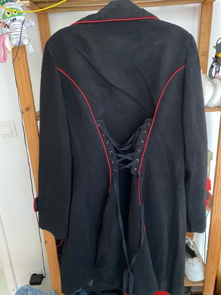 Gabardina negra con cordones rojos