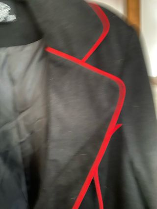 Gabardina negra con cordones rojos