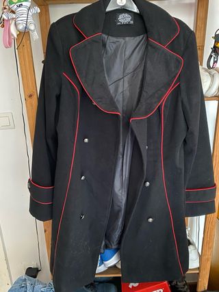 Gabardina negra con cordones rojos