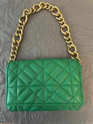 Bolso de fiesta verde con cadena dorada