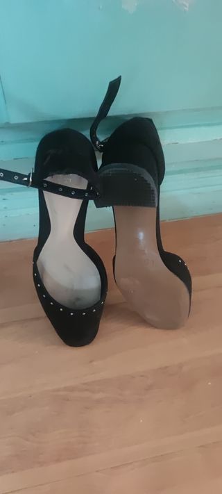 Zapatos negros de vestir con tachuelas