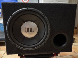 Subwoofer JBL con caja y etapa
