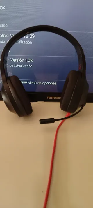 PS4 Slim Negra + Mando y cascos gaming sound core