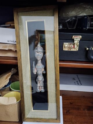 Quadro con statuetta tribale