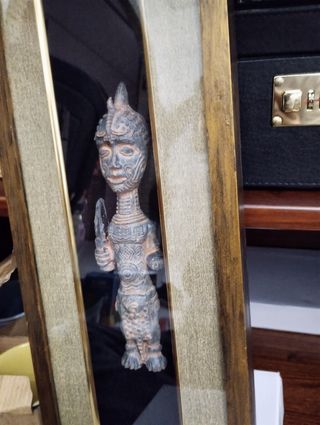 Quadro con statuetta tribale