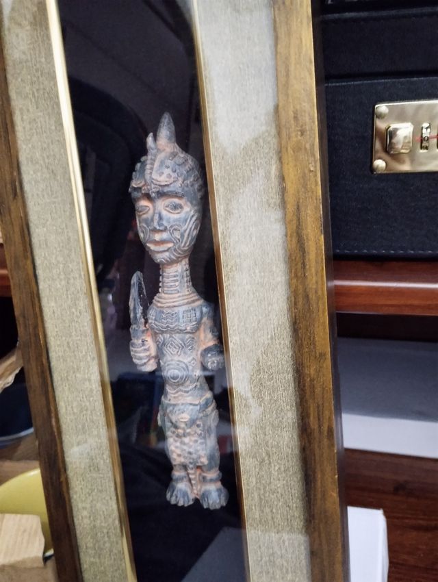 Quadro con statuetta tribale