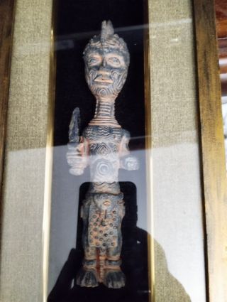 Quadro con statuetta tribale