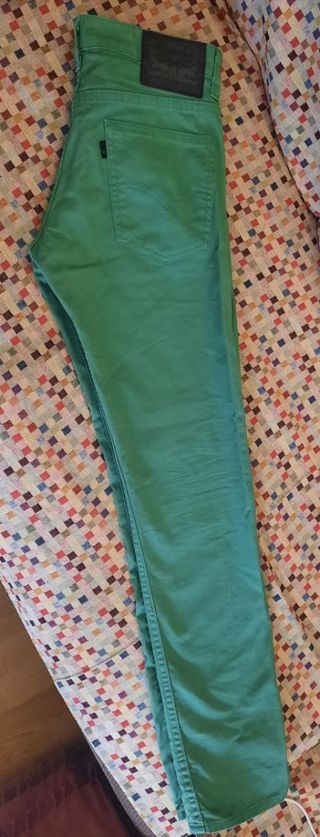 Pantalón Levis verde 30 32. Como Talla S, poco uso