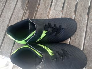 Zapatos de fútbol negros y verdes