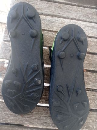 Zapatos de fútbol negros y verdes
