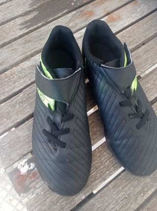 Zapatos de fútbol negros y verdes