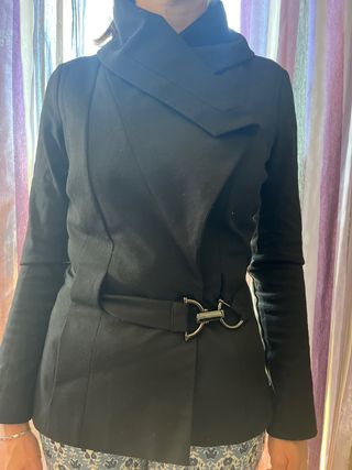 Chaqueta americana negra con cinturón