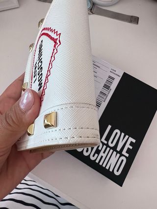 Cartera Love Moschino Blanca con Tachuelas Doradas