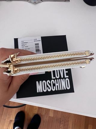 Cartera Love Moschino Blanca con Tachuelas Doradas