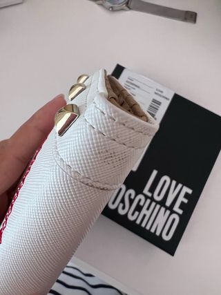 Cartera Love Moschino Blanca con Tachuelas Doradas