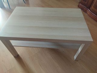 Mesita de madera color beige y marrón