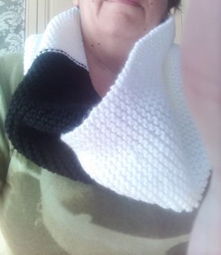 Sciarpa lavorata a maglia bianco e nero