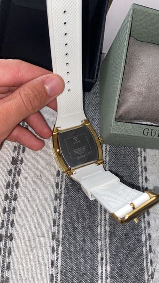 Reloj Guess Dorado y Blanco