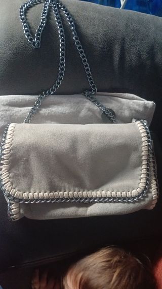 Bolso de mano beige con cadena plateada