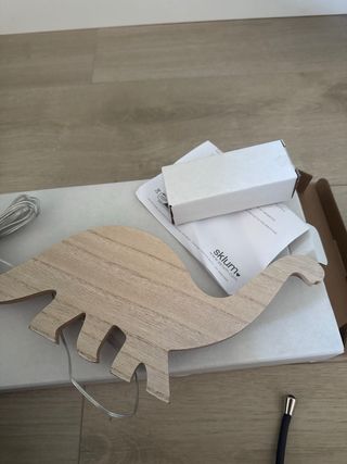 Lámpara infantil dinosaurio madera