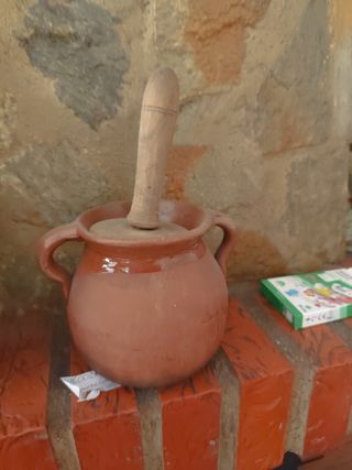 Olla de barro antigua con mazo