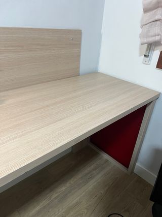 Escritorio de madera y plástico negociable