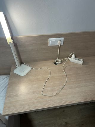 Escritorio de madera y plástico negociable