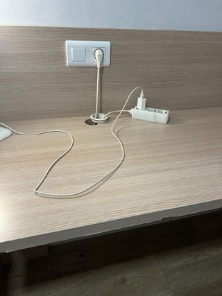 Escritorio de madera y plástico negociable