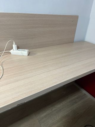 Escritorio de madera y plástico negociable