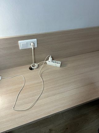 Escritorio de madera y plástico negociable