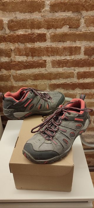 Botas de montaña Merrell grises y rojas