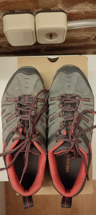 Botas de montaña Merrell grises y rojas
