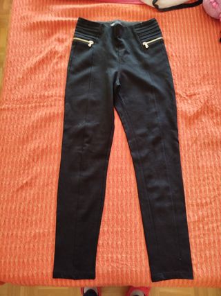Pantalón negro con cremalleras doradas