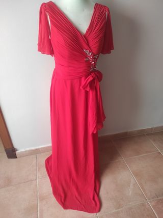 Vestido rojo con pedrería y lazada