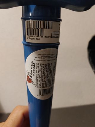 Soporte sombrilla playa azul.