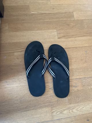Chanclas negras con tiras blancas